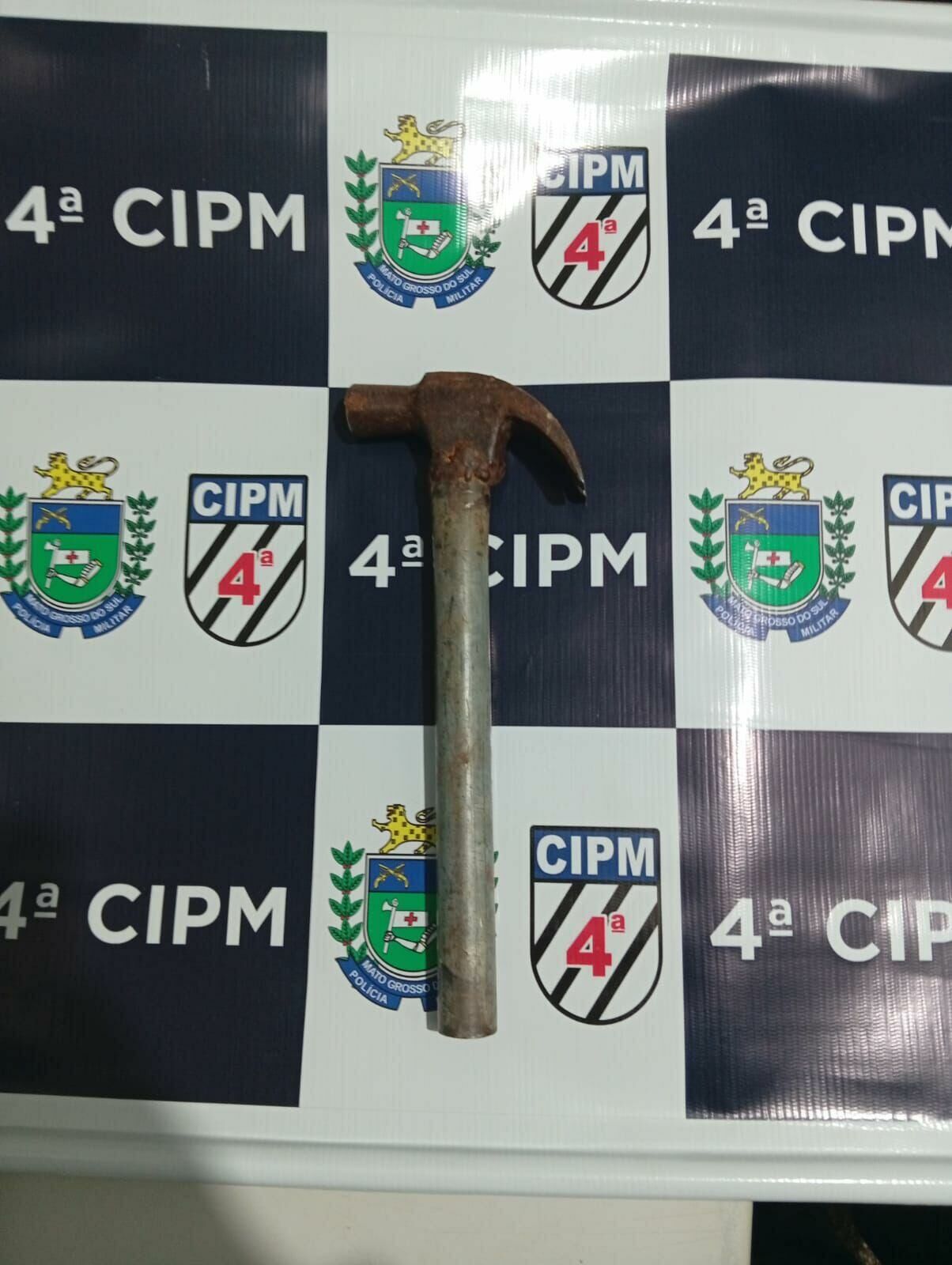 Imagem de compartilhamento para o artigo Homem é preso após atacar irmão e cunhada com martelo em Chapadão do Sul da MS Todo dia